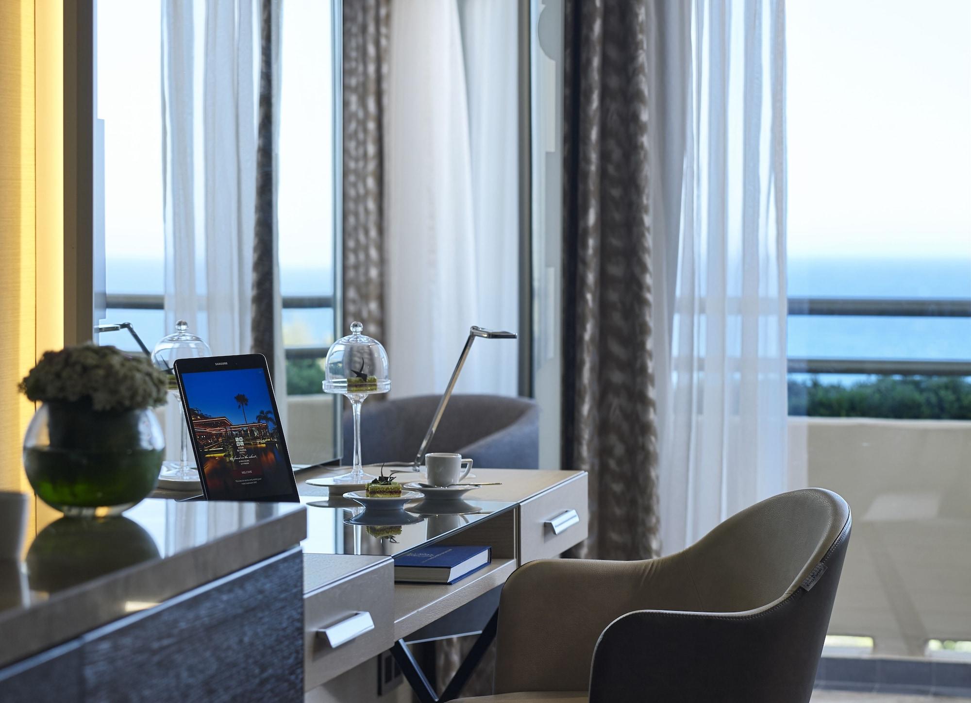 Four Seasons Hotel Agios Tychonas Exterior foto A work space in a hotel room