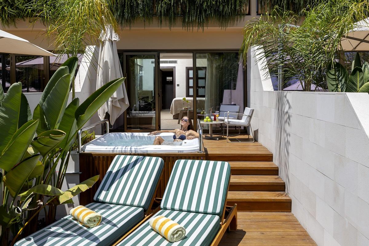 Four Seasons Hotel Agios Tychonas Exterior foto A private spa at the Mandarin Oriental, Barcelona