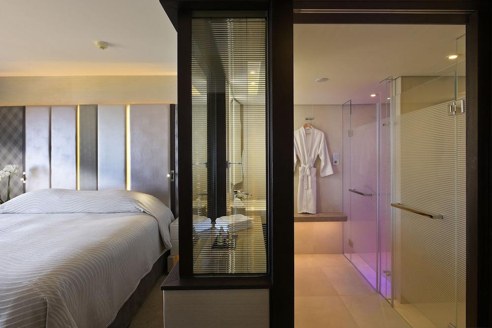 Four Seasons Hotel Agios Tychonas Exterior foto A bathroom with a glass shower enclosure