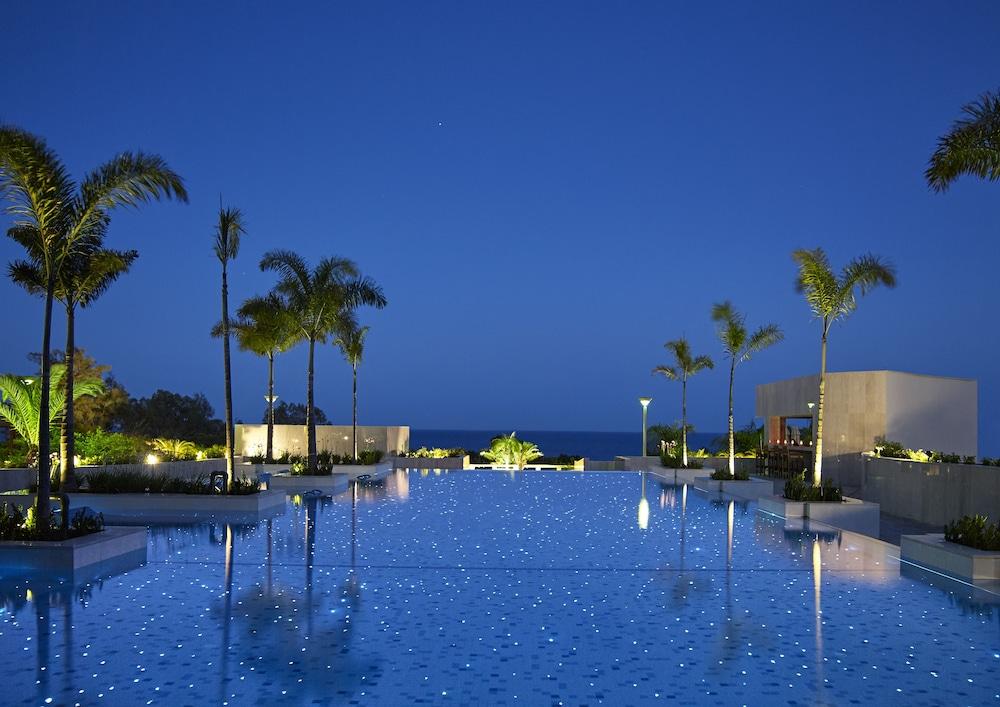 Four Seasons Hotel Agios Tychonas Exterior foto The pool at the resort