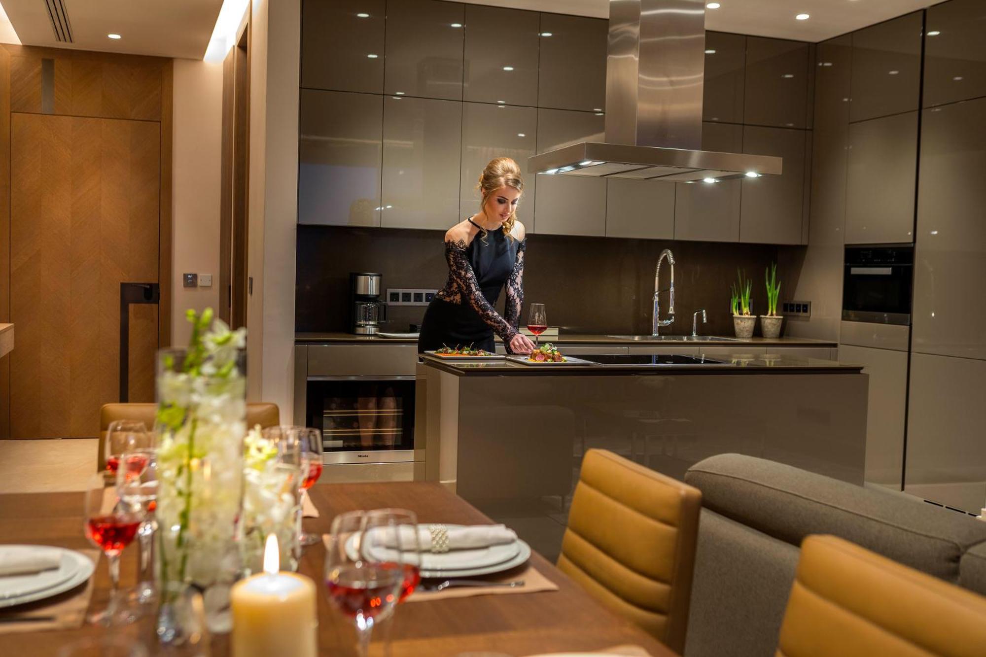 Four Seasons Hotel Agios Tychonas Exterior foto A private chef preparing a meal in a private home